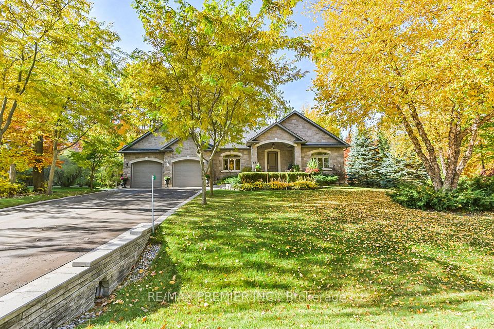 2 Hilltop Court, Springwater, ON L0L 1Y3