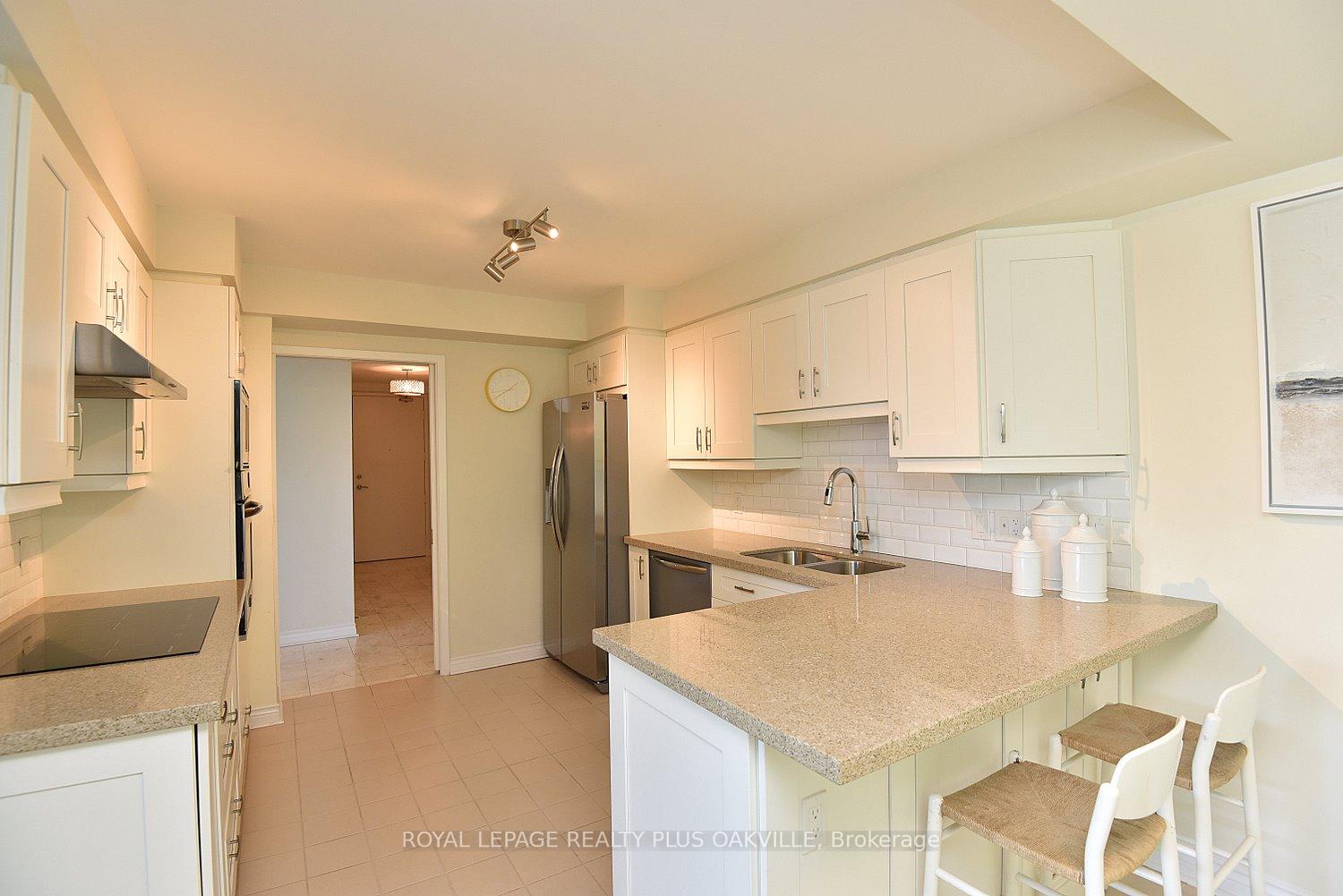 2 Bedrooms Condo at 2190 Lakeshore, Burlington For sale