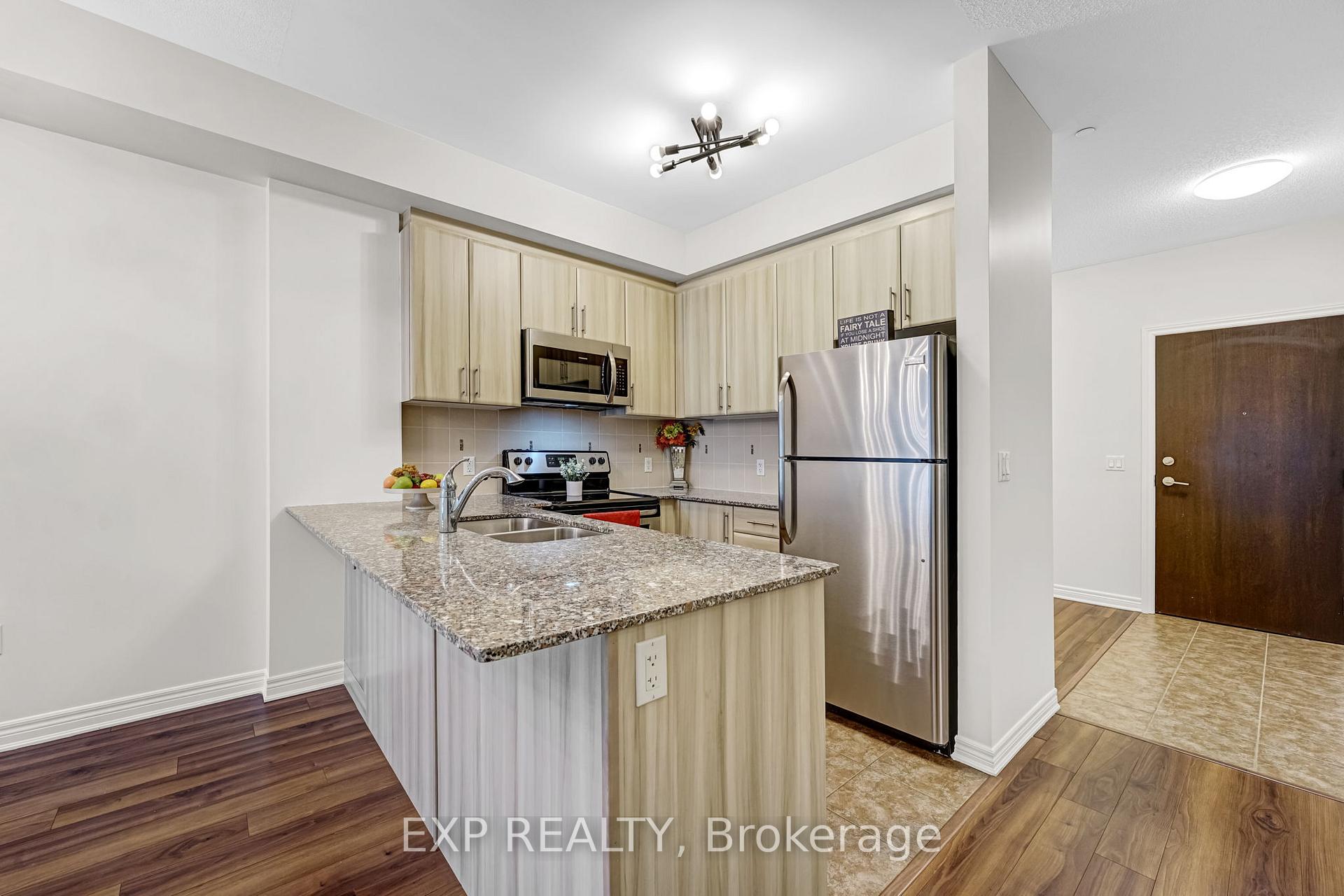 3 Bedrooms Condo at 216 Oak Park, Oakville For sale