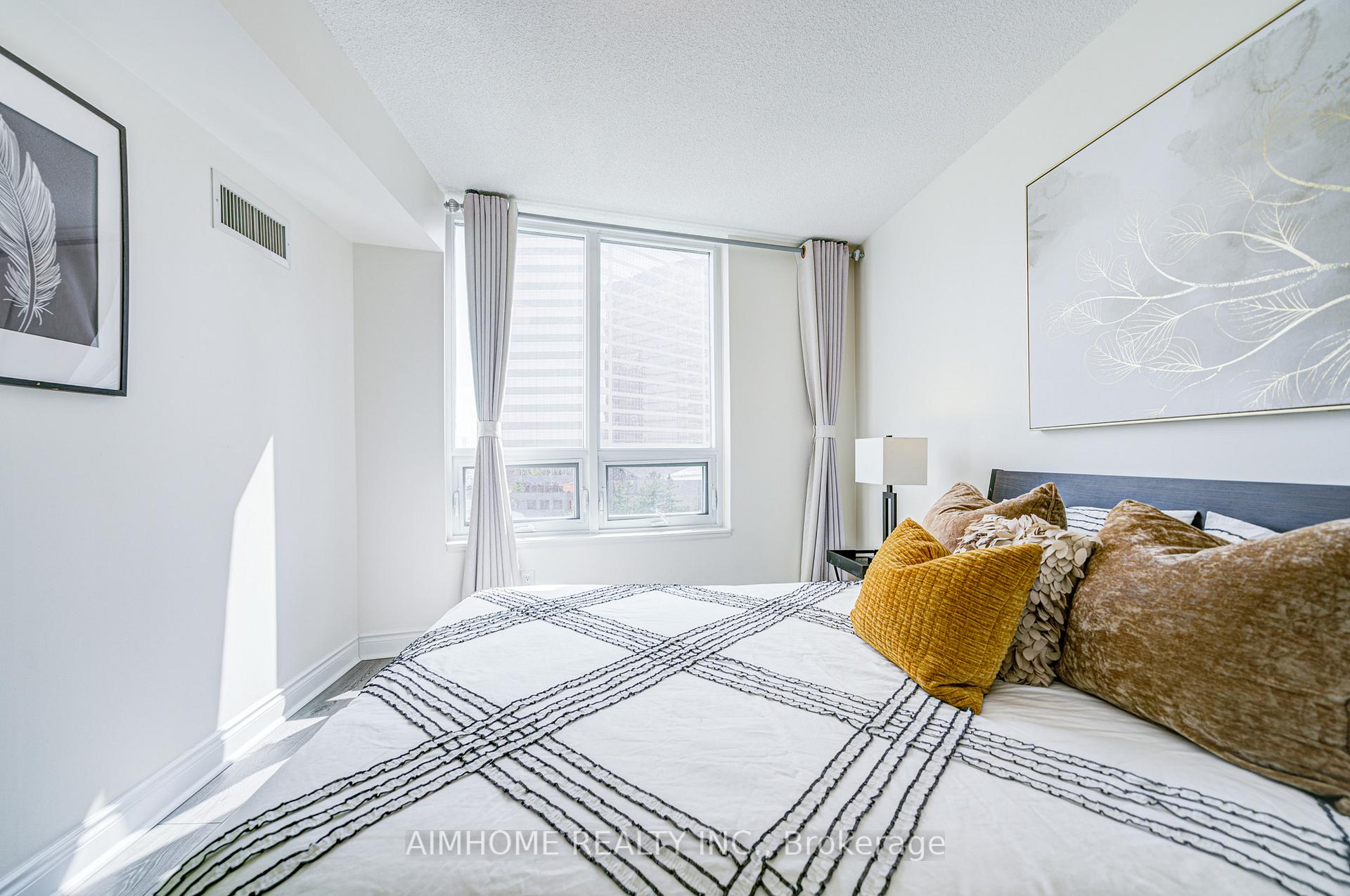 2 Bedrooms Condo at 25 Greenview, Toronto For sale