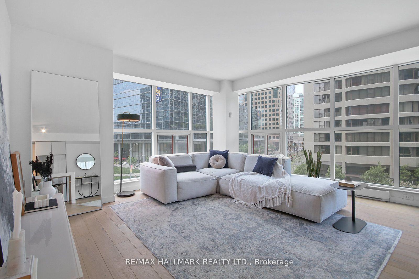 2 Bedrooms Condo at 77 Harbour, Toronto For sale