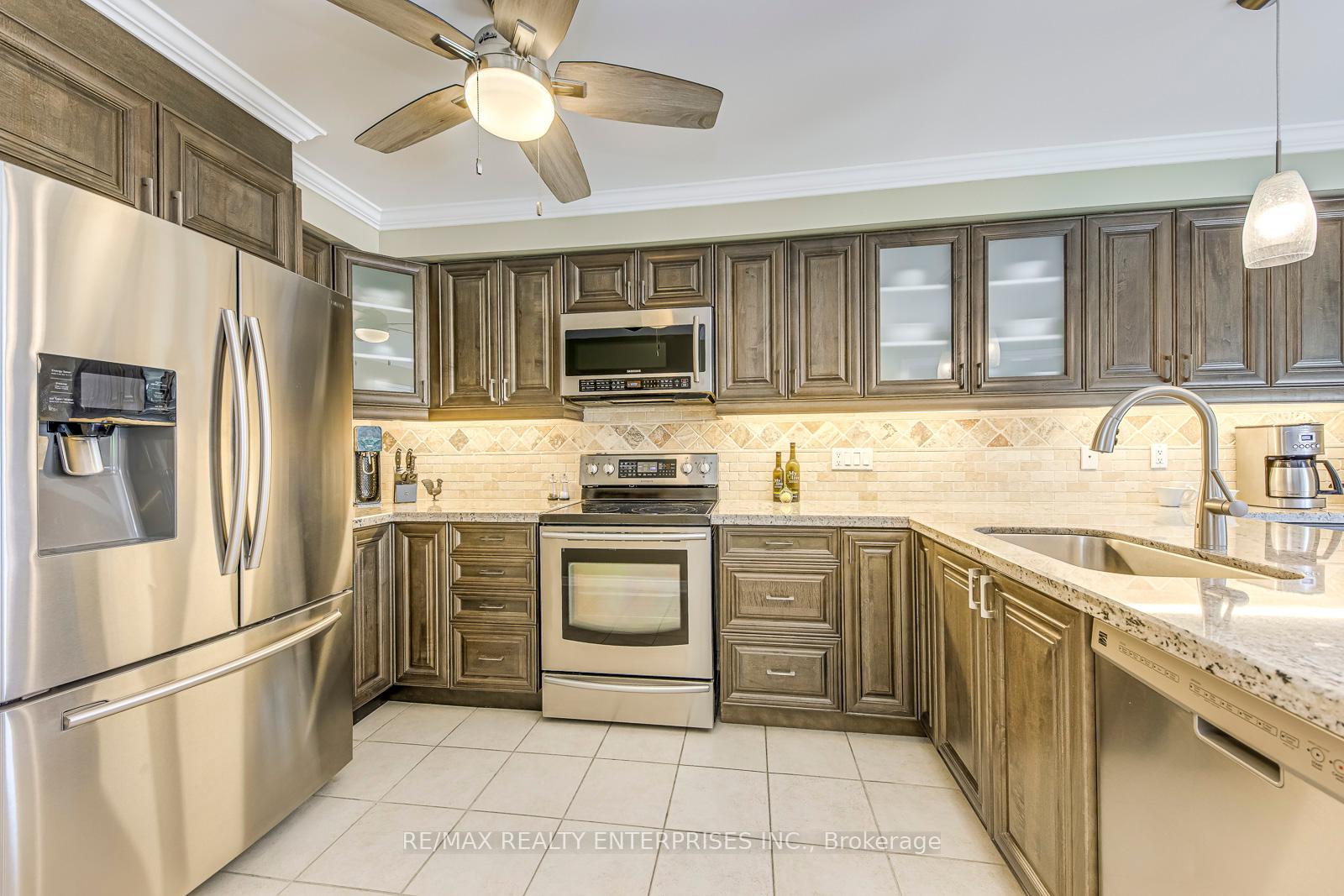 3 Bedrooms Condo at 5658 Glen Erin, Mississauga For sale