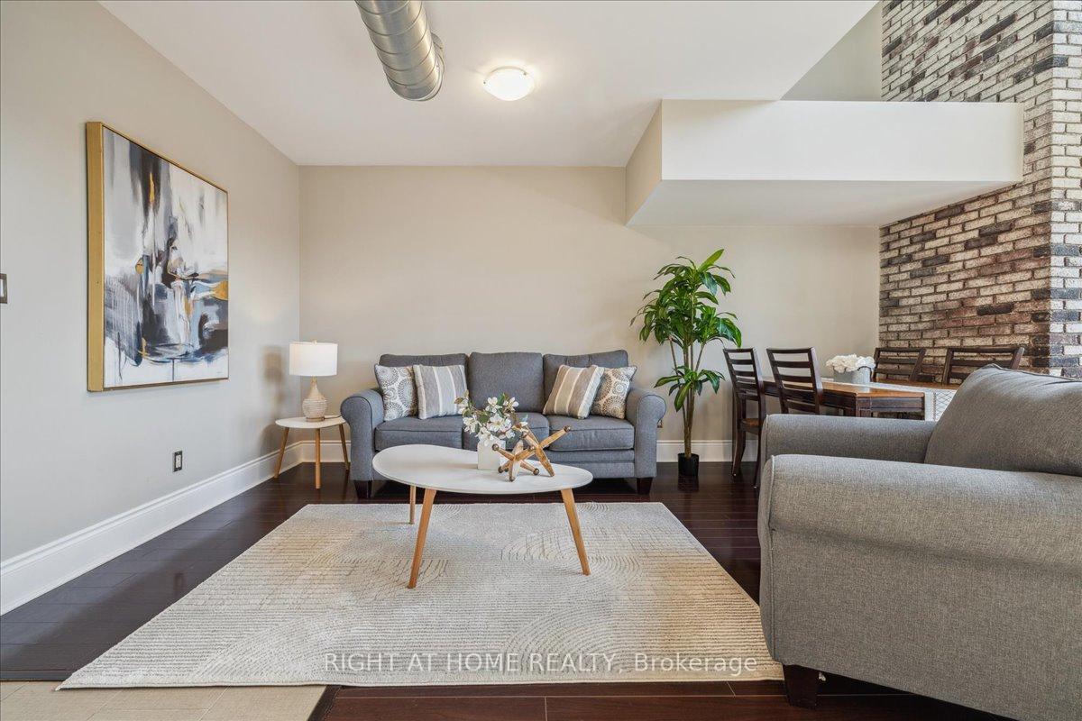 2 Bedrooms Condo at 80 King William, Hamilton For sale
