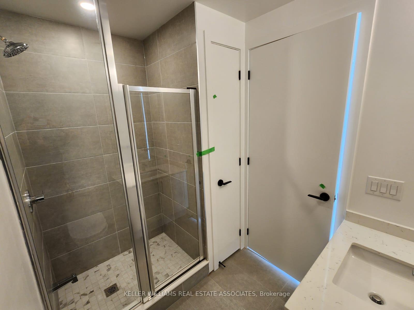 2 Bedrooms Condo at 2450 Old Bronte, Oakville For sale