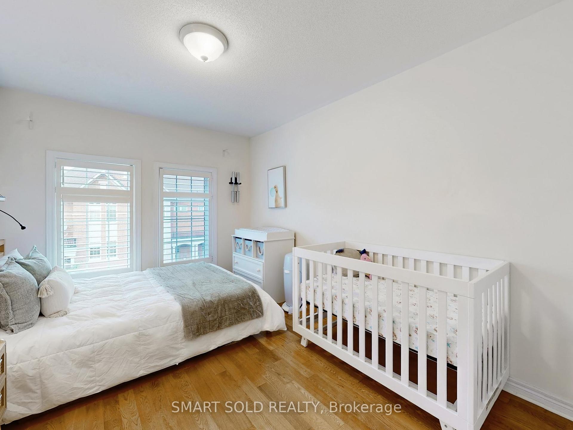 4 Bedrooms Condo at 230 Paisley, Mississauga For sale