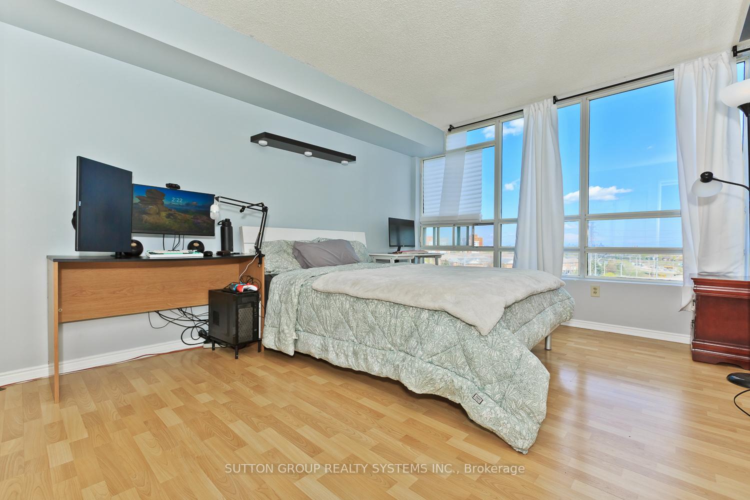 3 Bedrooms Condo at 50 Kingsbridge Garden, Mississauga For sale