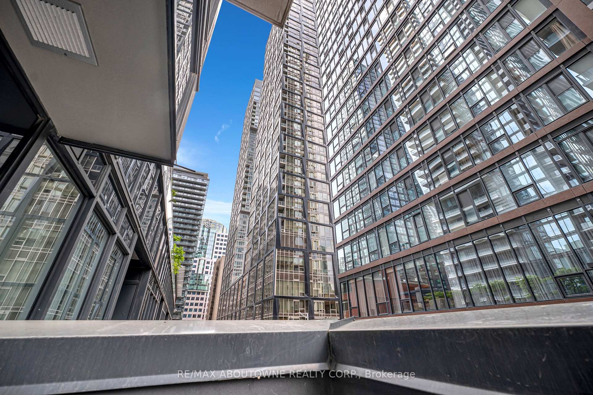 2 Bedrooms Condo at 115 Blue Jays, Toronto For sale