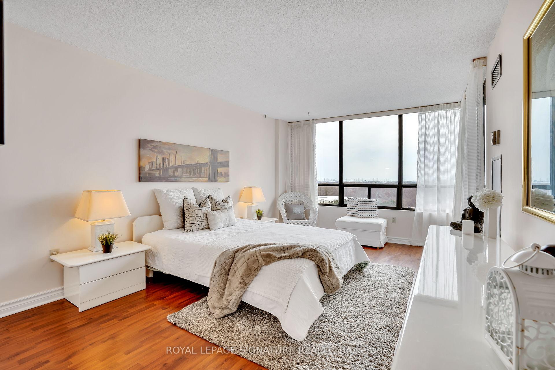 3 Bedrooms Condo at 7440 Bathurst, Vaughan For sale