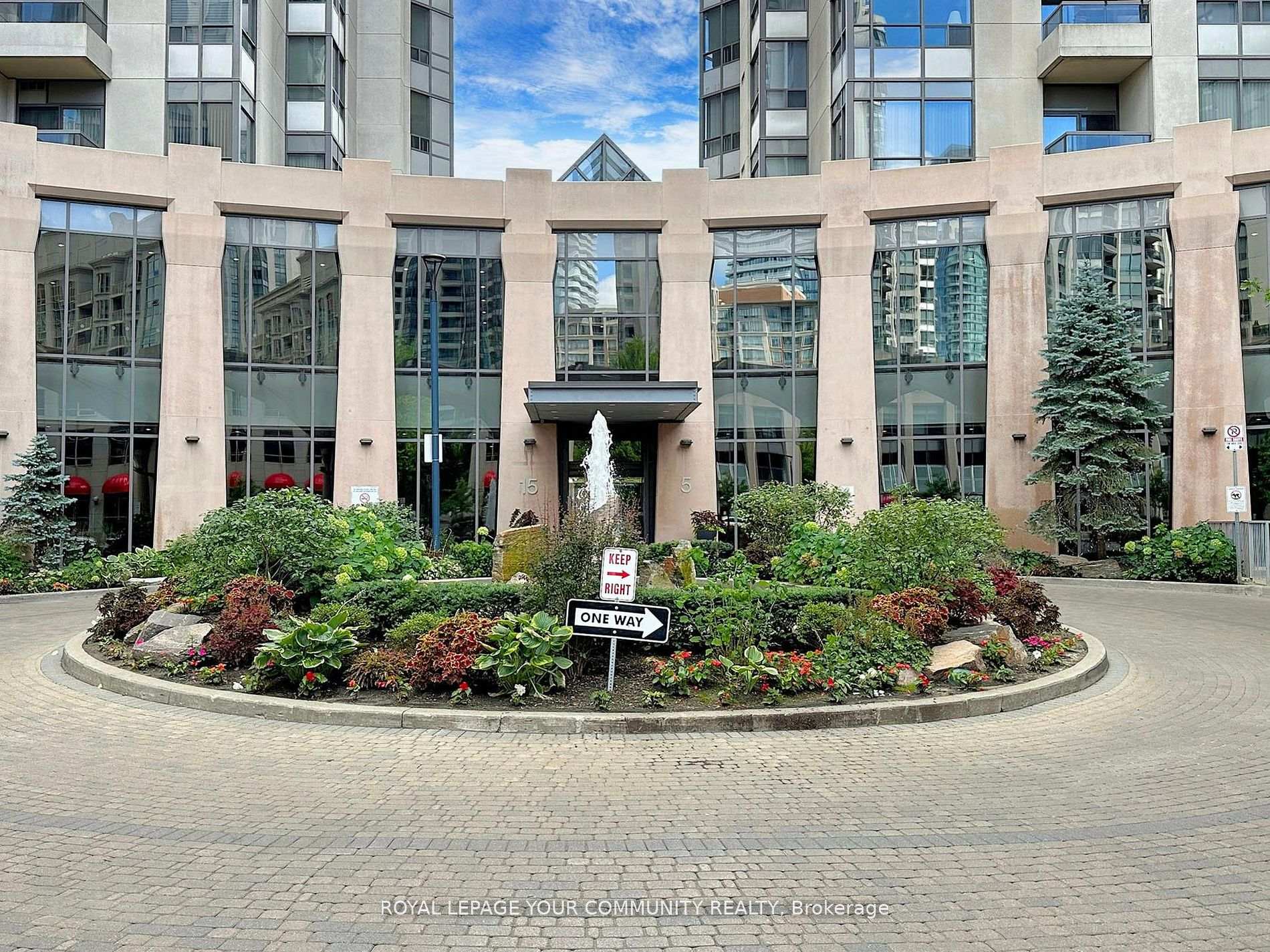 2 Bedrooms Condo at 15 Northtown,  Toronto For sale