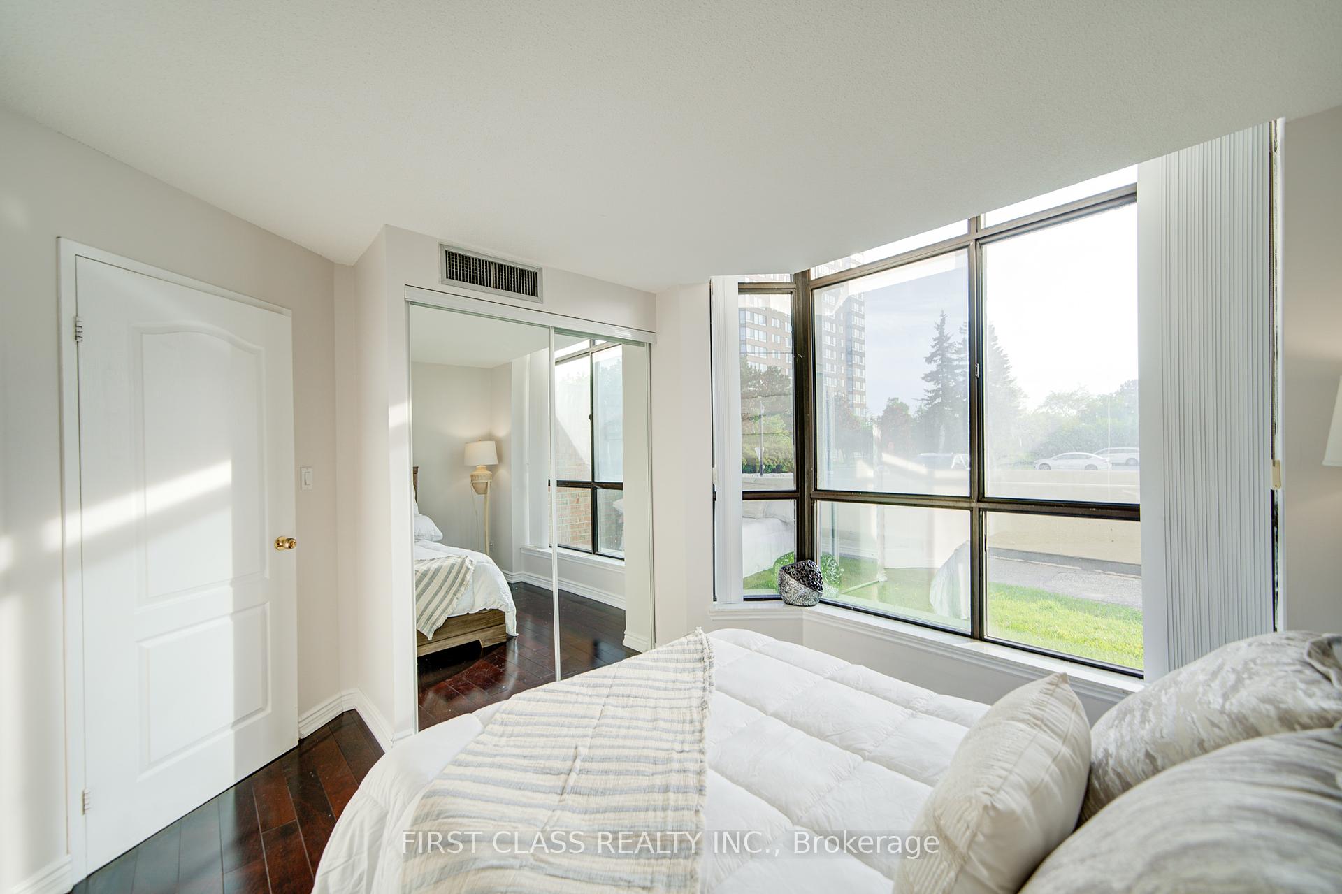 3 Bedrooms Condo at 25 Bamburgh, Toronto For sale