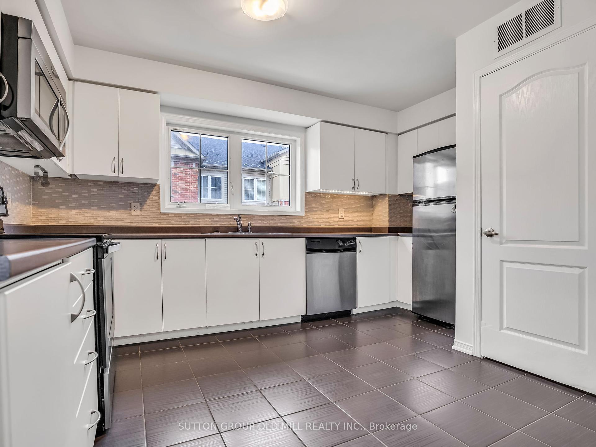 2 Bedrooms Condo at 43 Hays, Oakville For sale