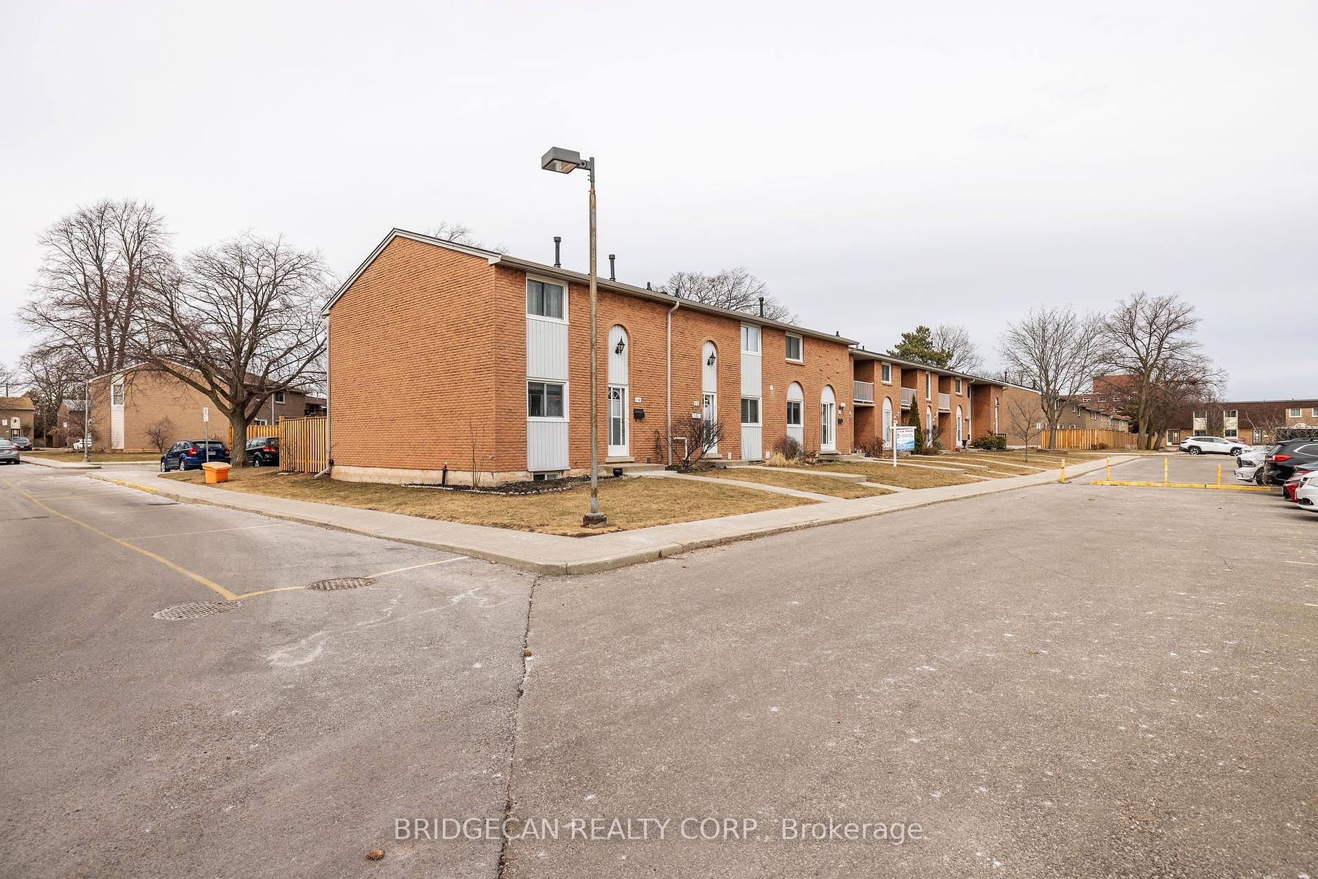 3 Bedrooms Condo at 151 Gateshead,  Hamilton For sale