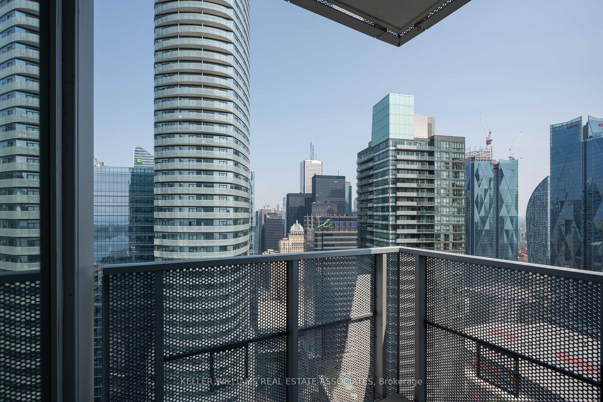 2 Bedrooms Condo at 10 York, Toronto For sale