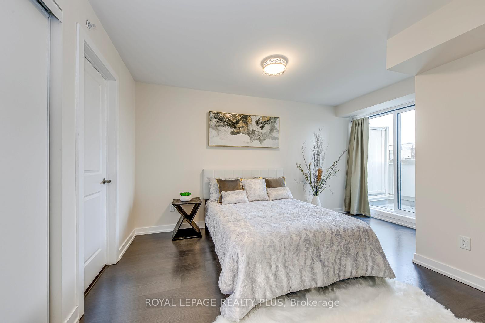 2 Bedrooms Condo at 10 Drummond, Toronto For sale