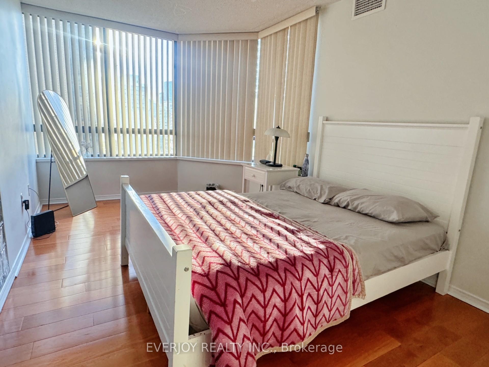 3 Bedrooms Condo at 211 St Patrick,  Toronto For sale