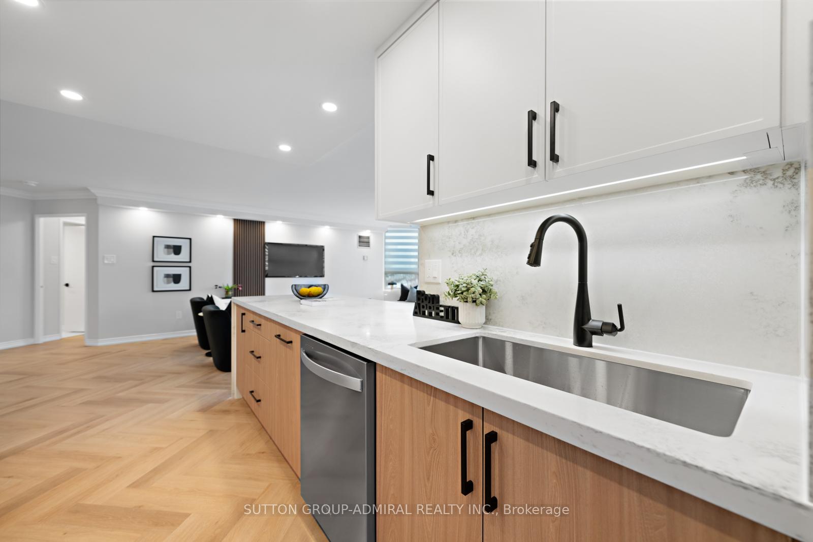 2 Bedrooms Condo at 7 Townsgate, Vaughan For sale