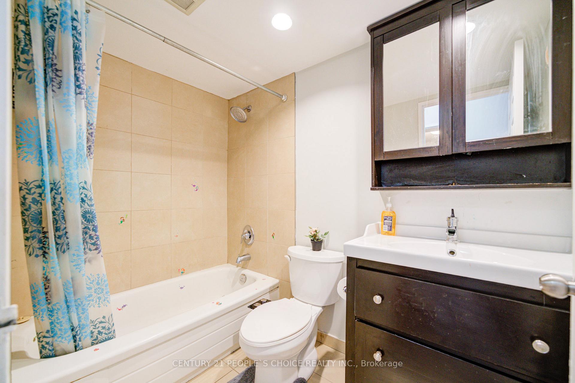 3 Bedrooms Condo at 4460 Tucana, Mississauga For sale