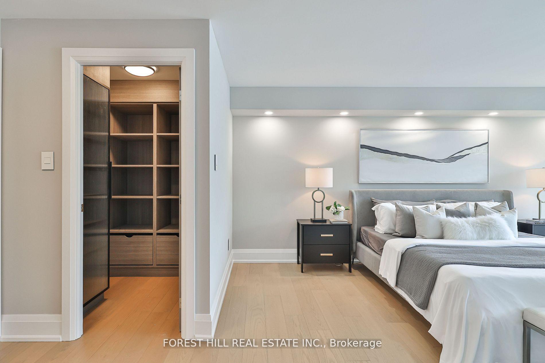 3 Bedrooms Condo at 33 University, Toronto For sale
