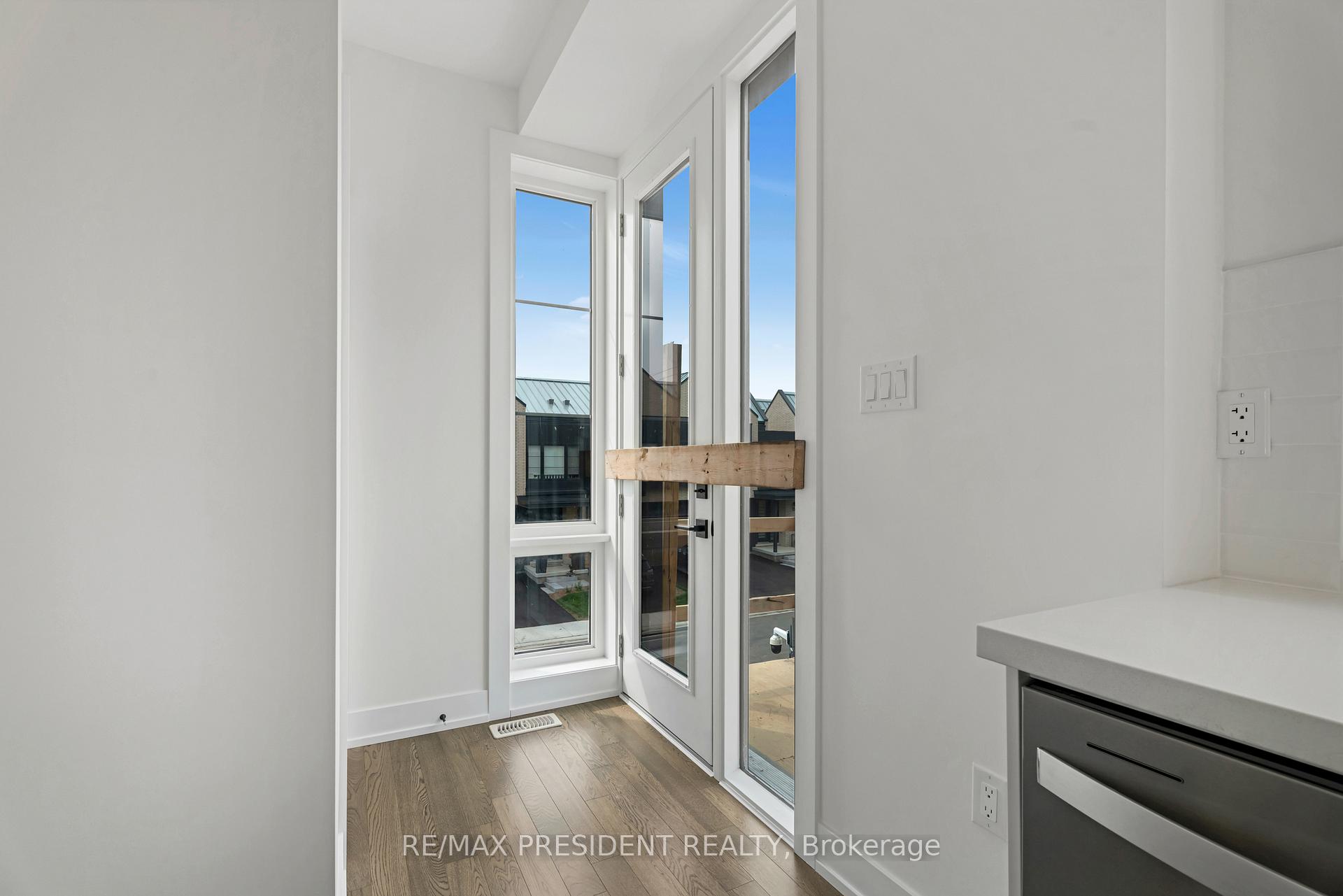 3 Bedrooms Condo at 2273 Turnberry, Burlington For sale