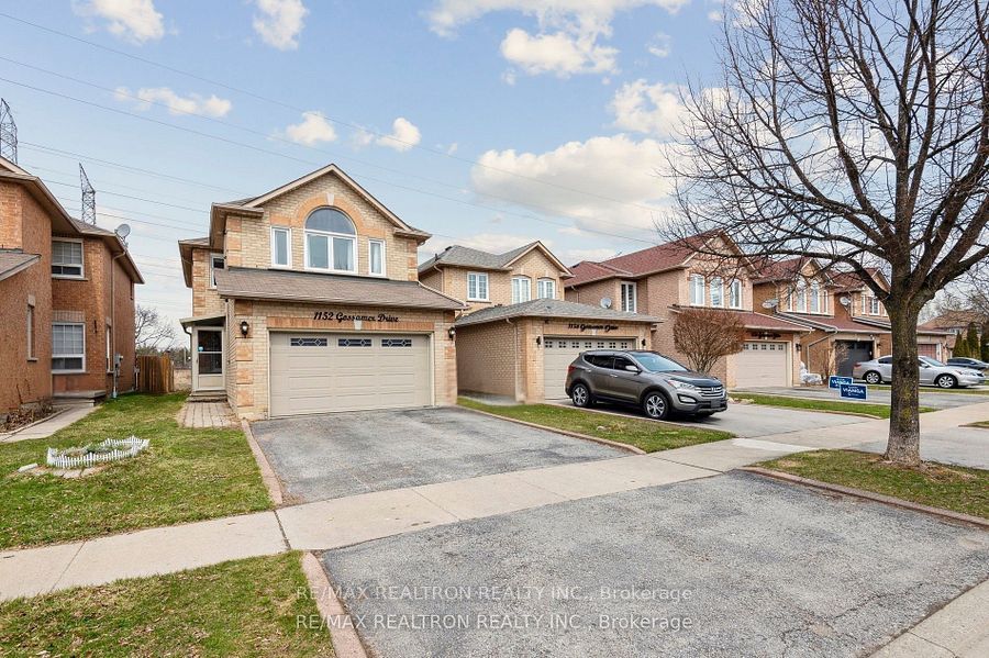 1152 Gossamer Drive, Pickering, ON L1X 2T8