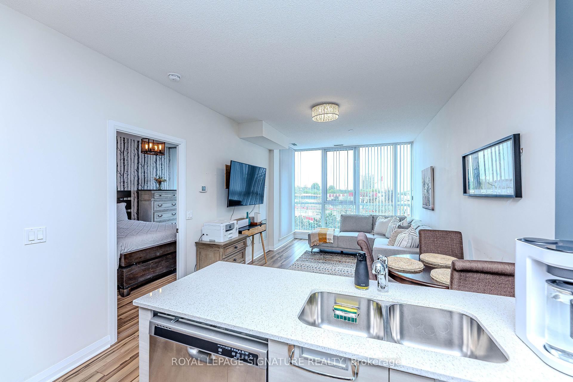 2 Bedrooms Condo at 55 Eglinton, Mississauga For sale