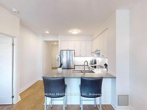 2 Bedrooms Condo at 225 Webb, Mississauga For sale