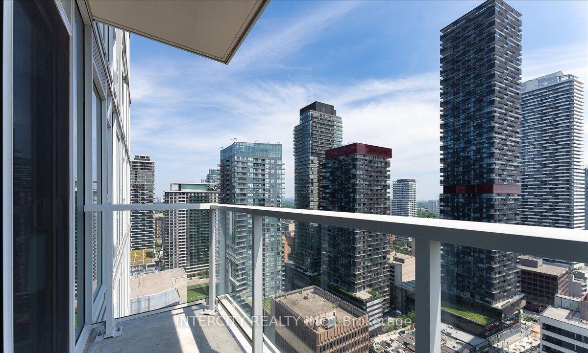 3 Bedrooms Condo at 33 Helendale, Toronto For sale