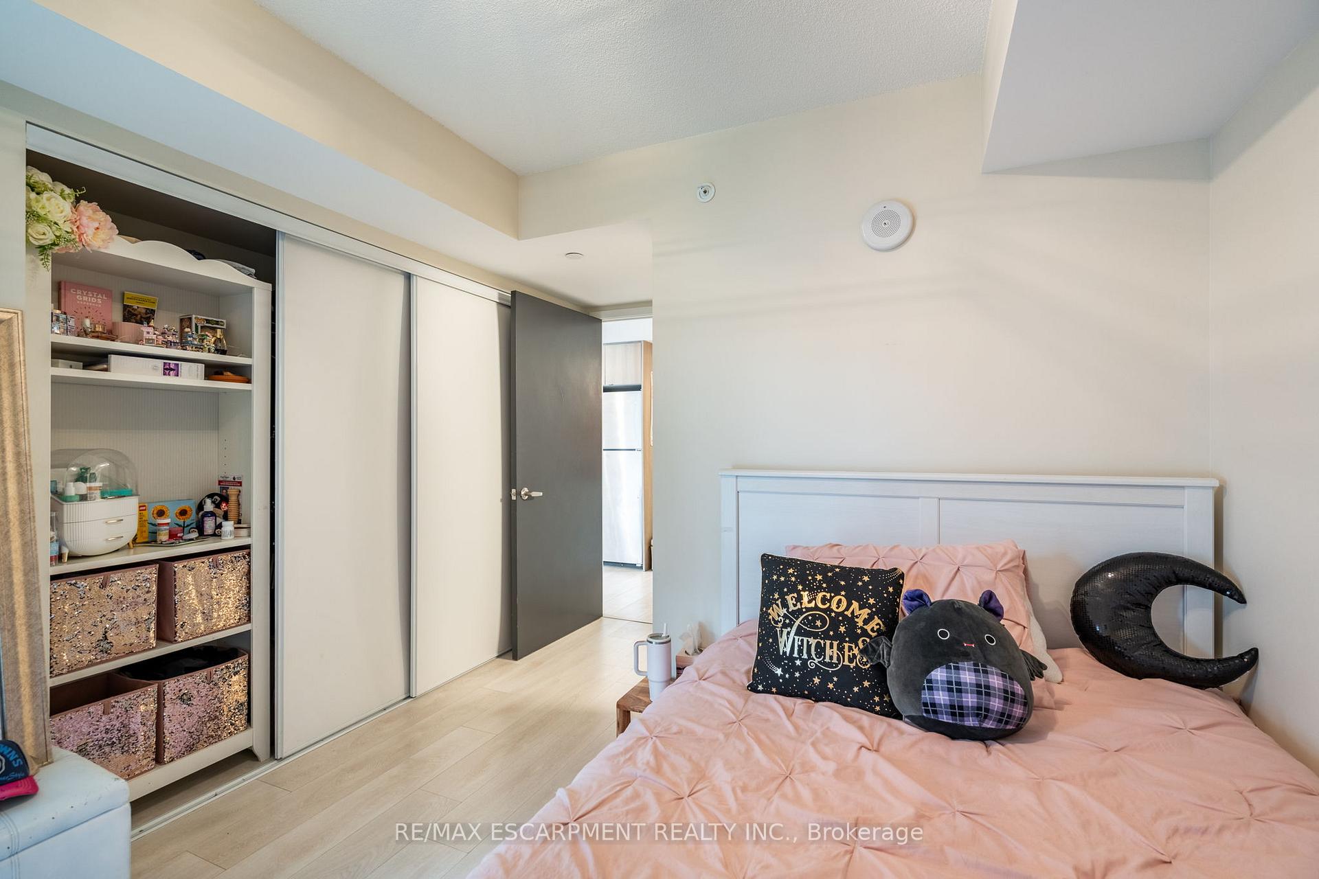 2 Bedrooms Condo at 1119 COOKE, Burlington For sale