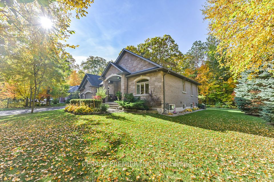 2 Hilltop Court, Springwater, ON L0L 1Y3