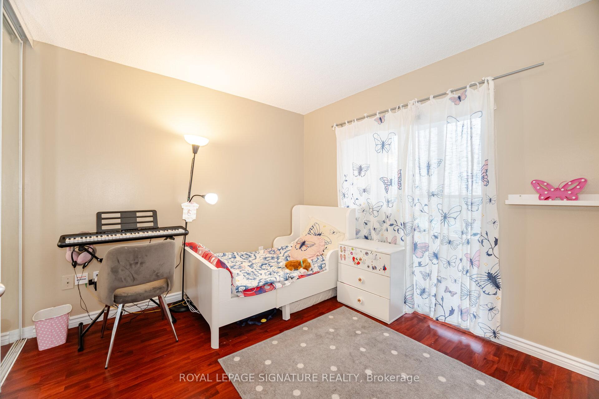 3 Bedrooms Condo at 50 Kingsbridge Garden, Mississauga For sale