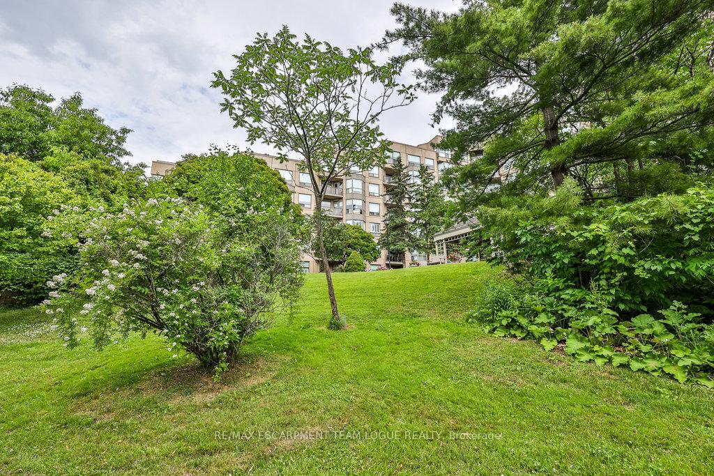 2 Bedrooms Condo at 2511 Lakeshore, Oakville For sale