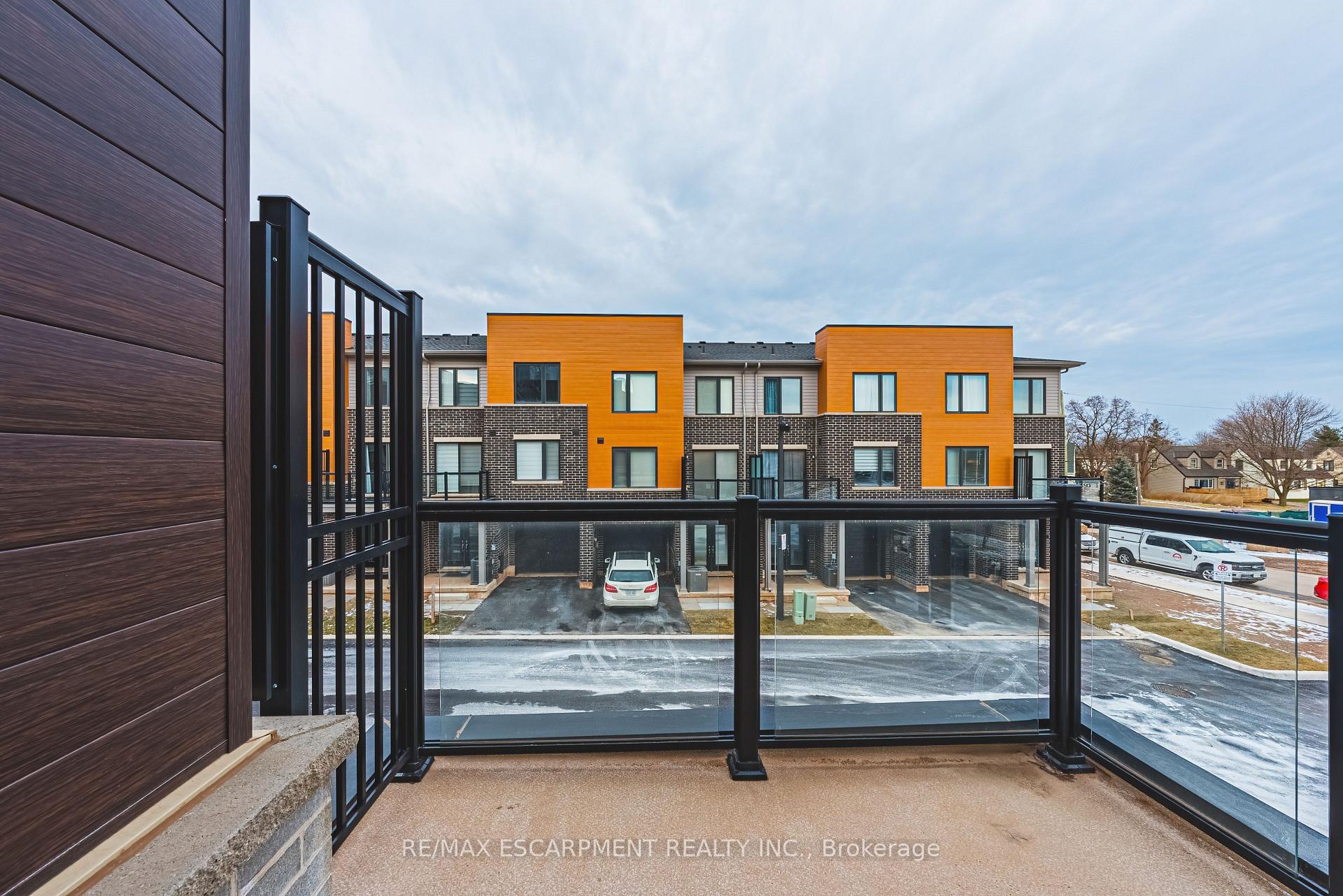 3 Bedrooms Condo at 55 Dryden,  Hamilton For sale