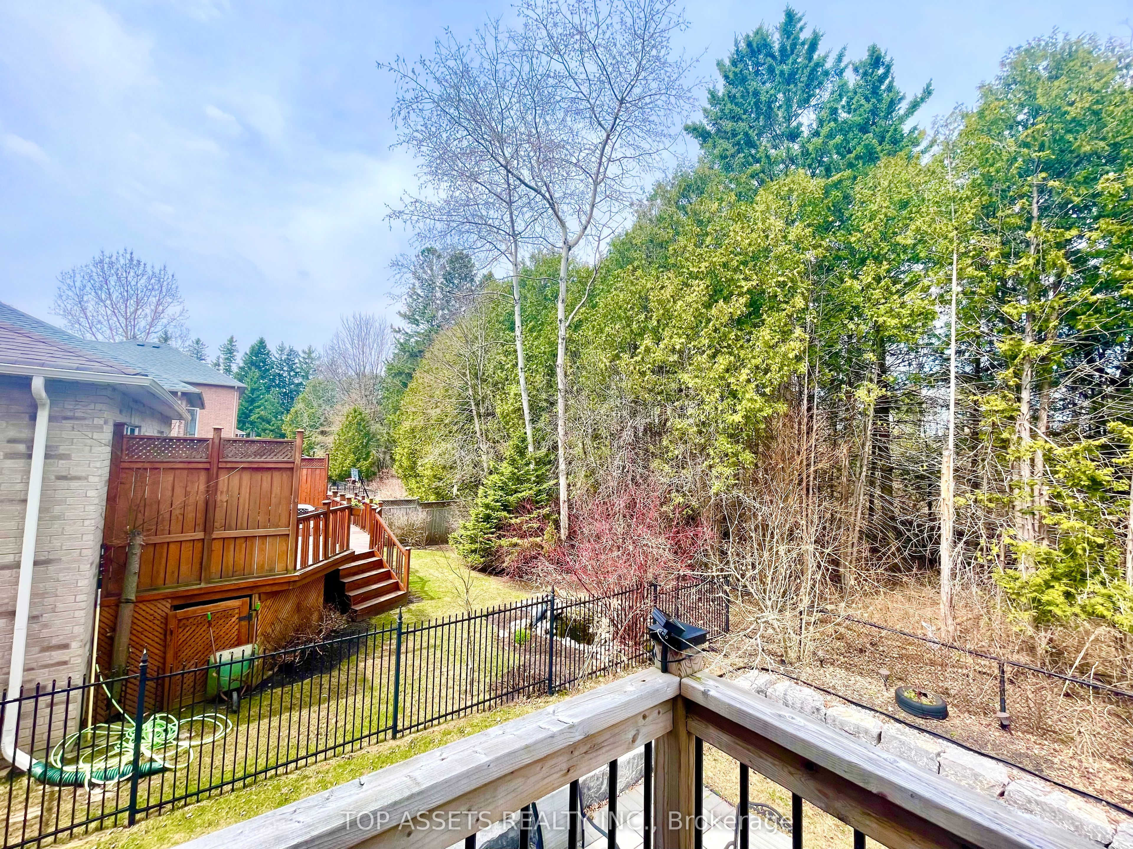 32 Headwater Crescent