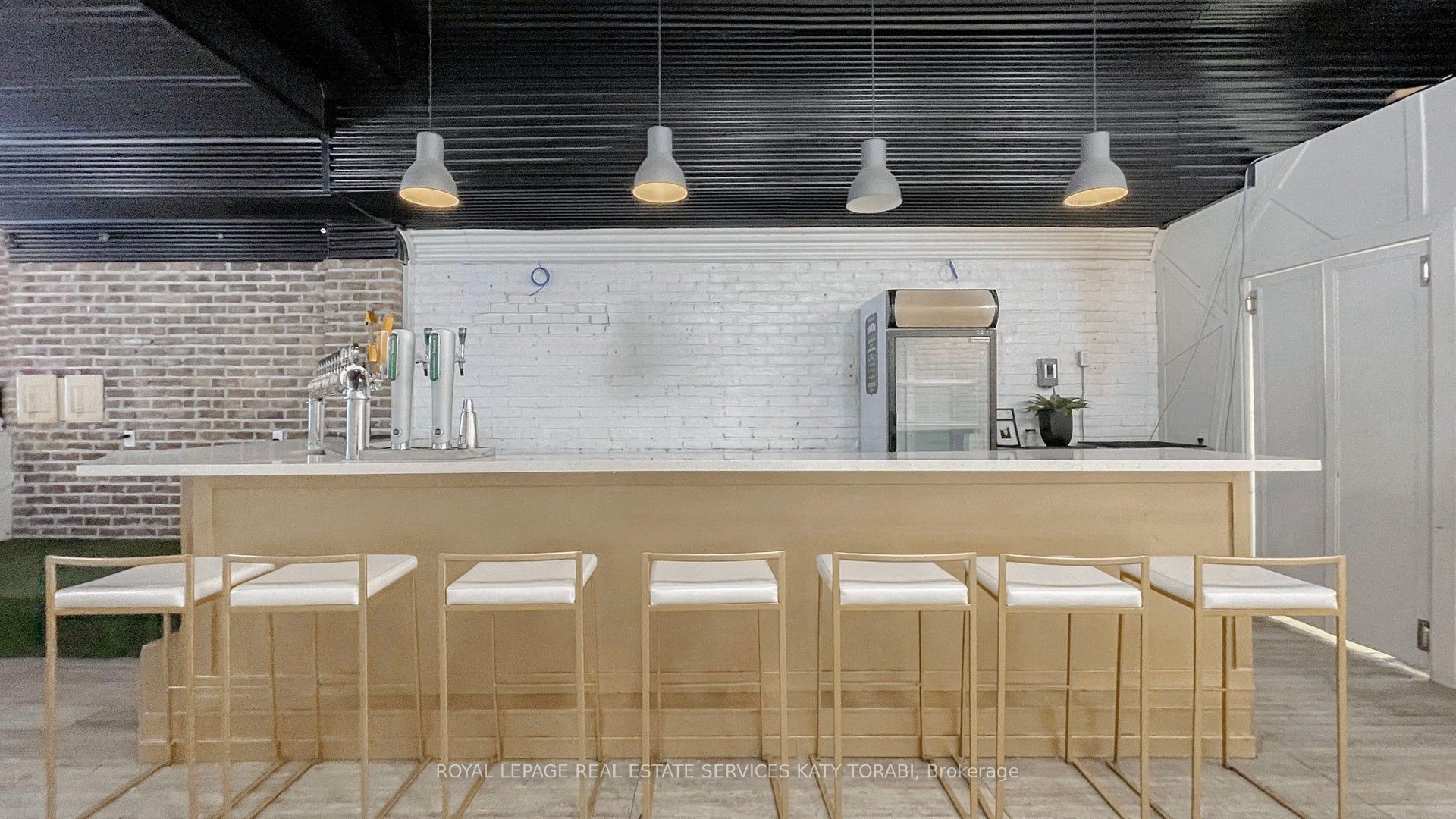 566 Queen Street W