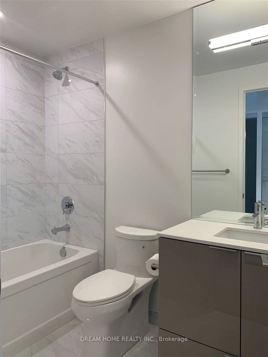 15 Queens Quay E, #515