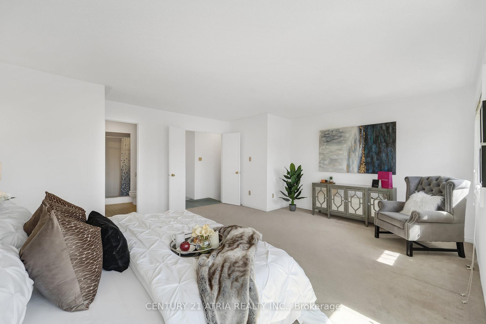 3 Bedrooms Condo at 1485 Torrington,  Mississauga For sale