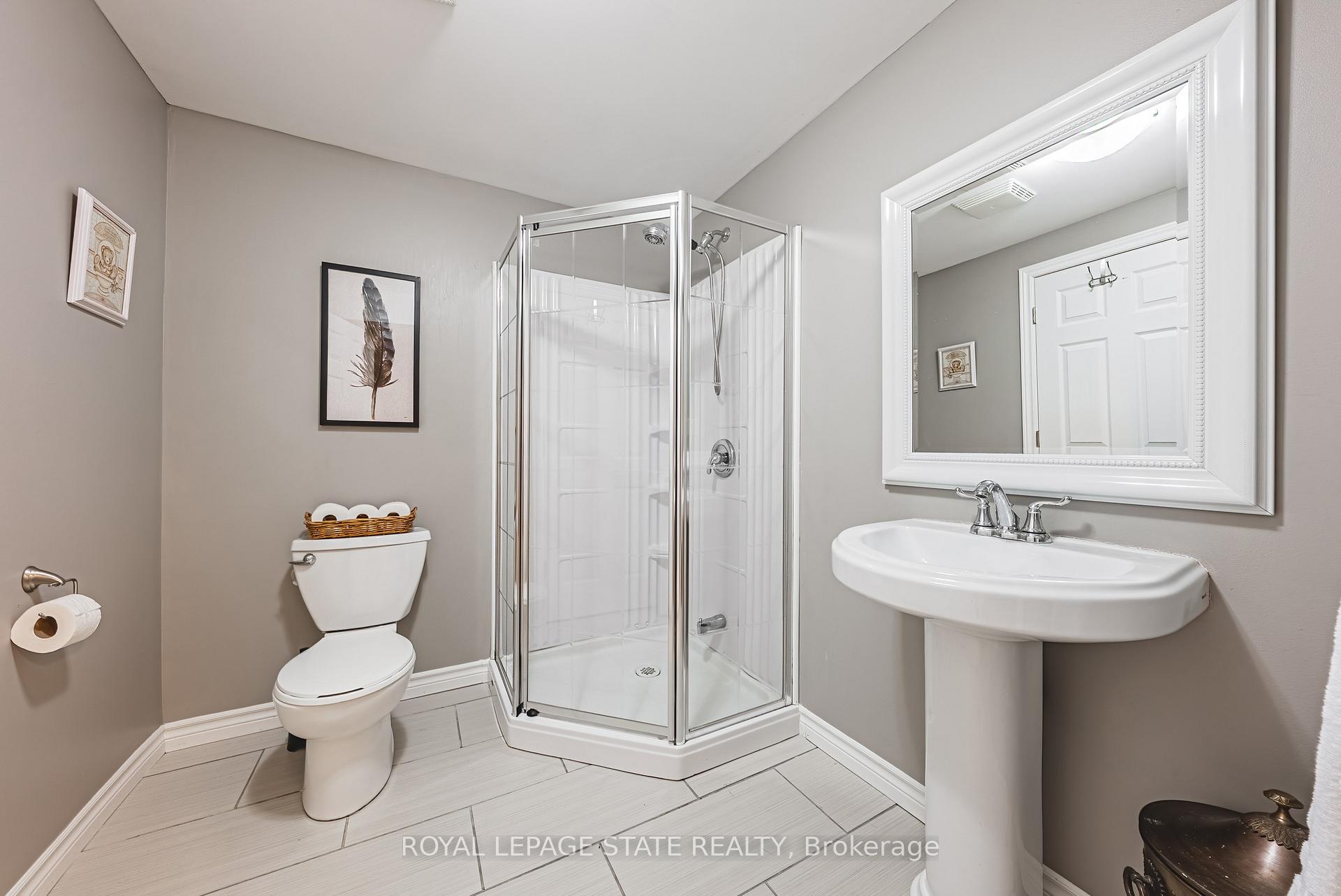 2 Bedrooms Condo at 130 Southbrook, Hamilton For sale