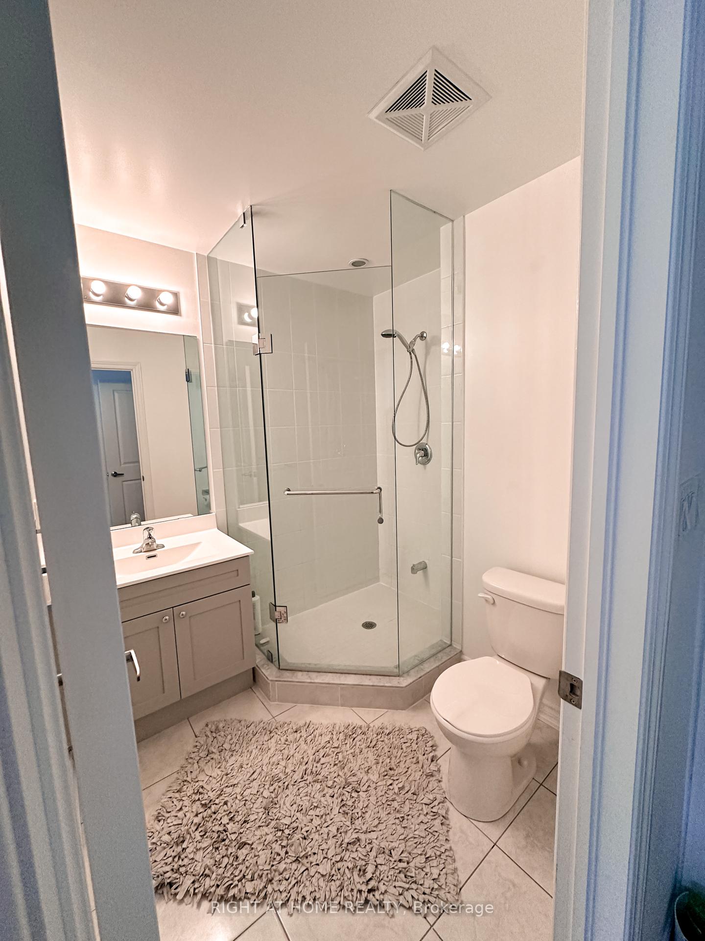 2 Bedrooms Condo at 201 Pine Grove, Vaughan For sale