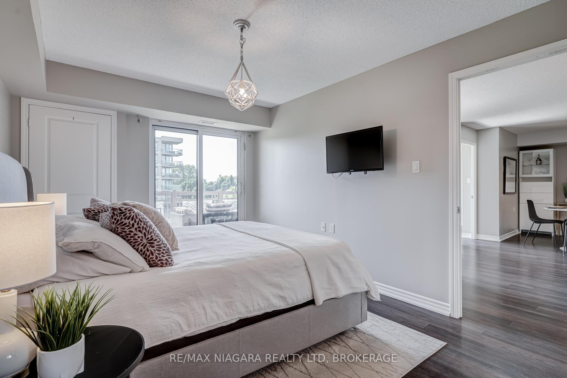 2 Bedrooms Condo at 872 Sheppard, Toronto For sale