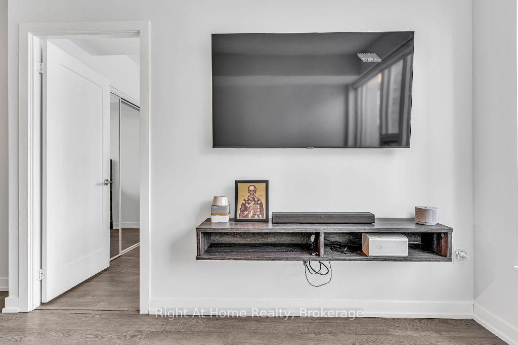 1 Bedroom Condo at 10 York,  Toronto For sale