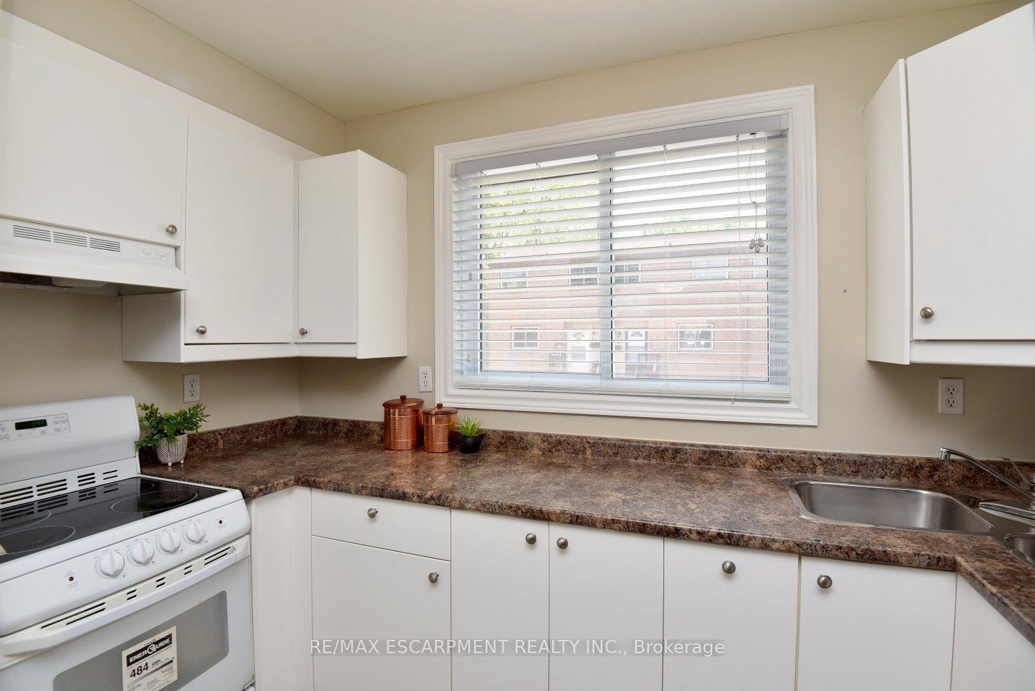 4 Bedrooms Condo at 250 Magnolia, Hamilton For sale