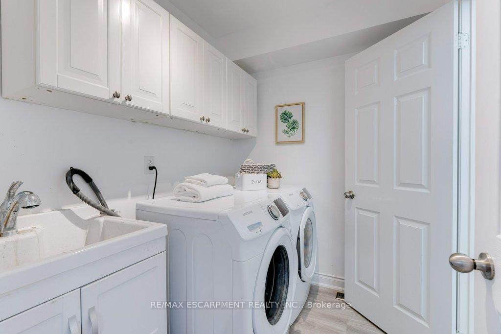 4 Bedrooms Condo at 5090 Fairview, Burlington For sale