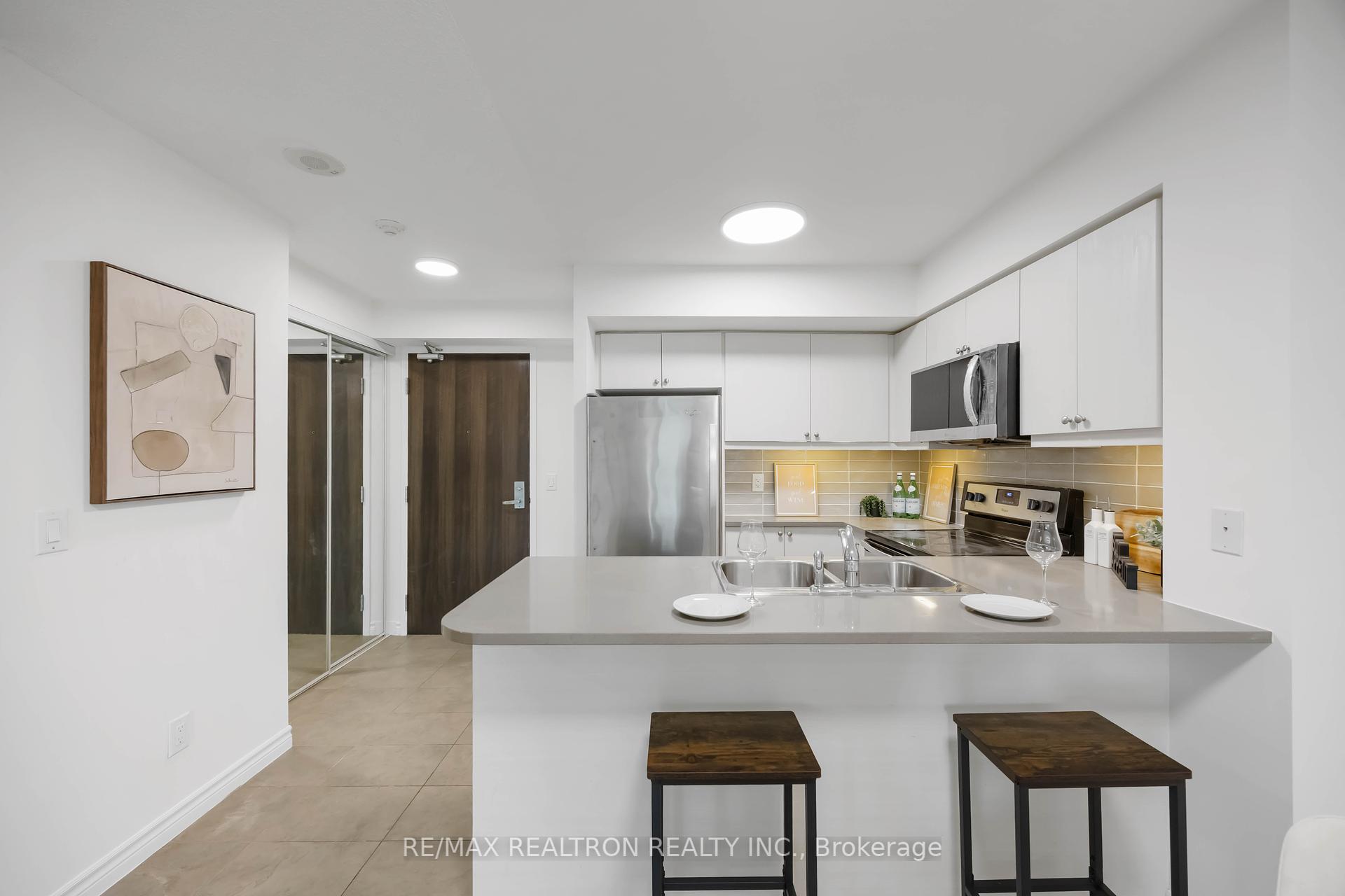 2 Bedrooms Condo at 25 Lower Simcoe, Toronto For sale