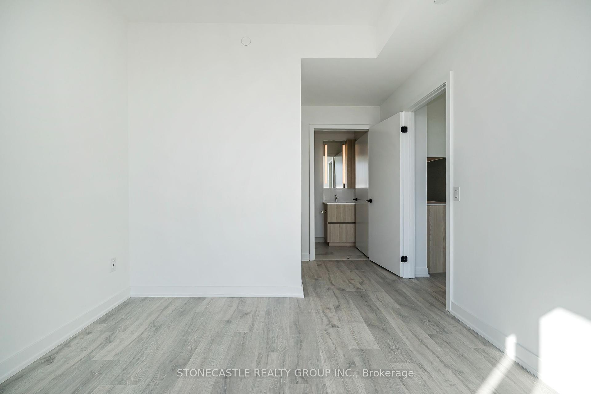 3 Bedrooms Condo at 220 Missinnihe, Mississauga For sale