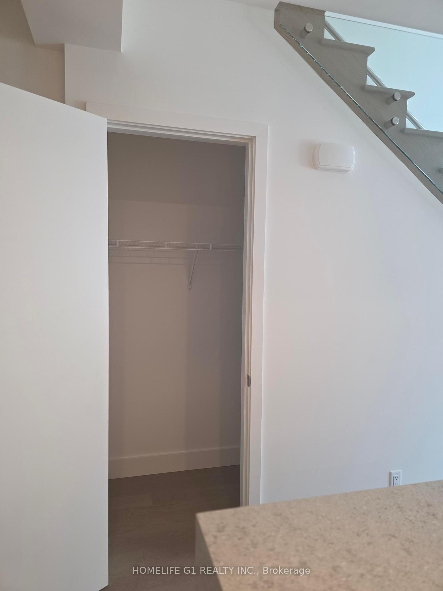 3 Bedrooms Condo at 6 Greenbriar, Toronto For sale