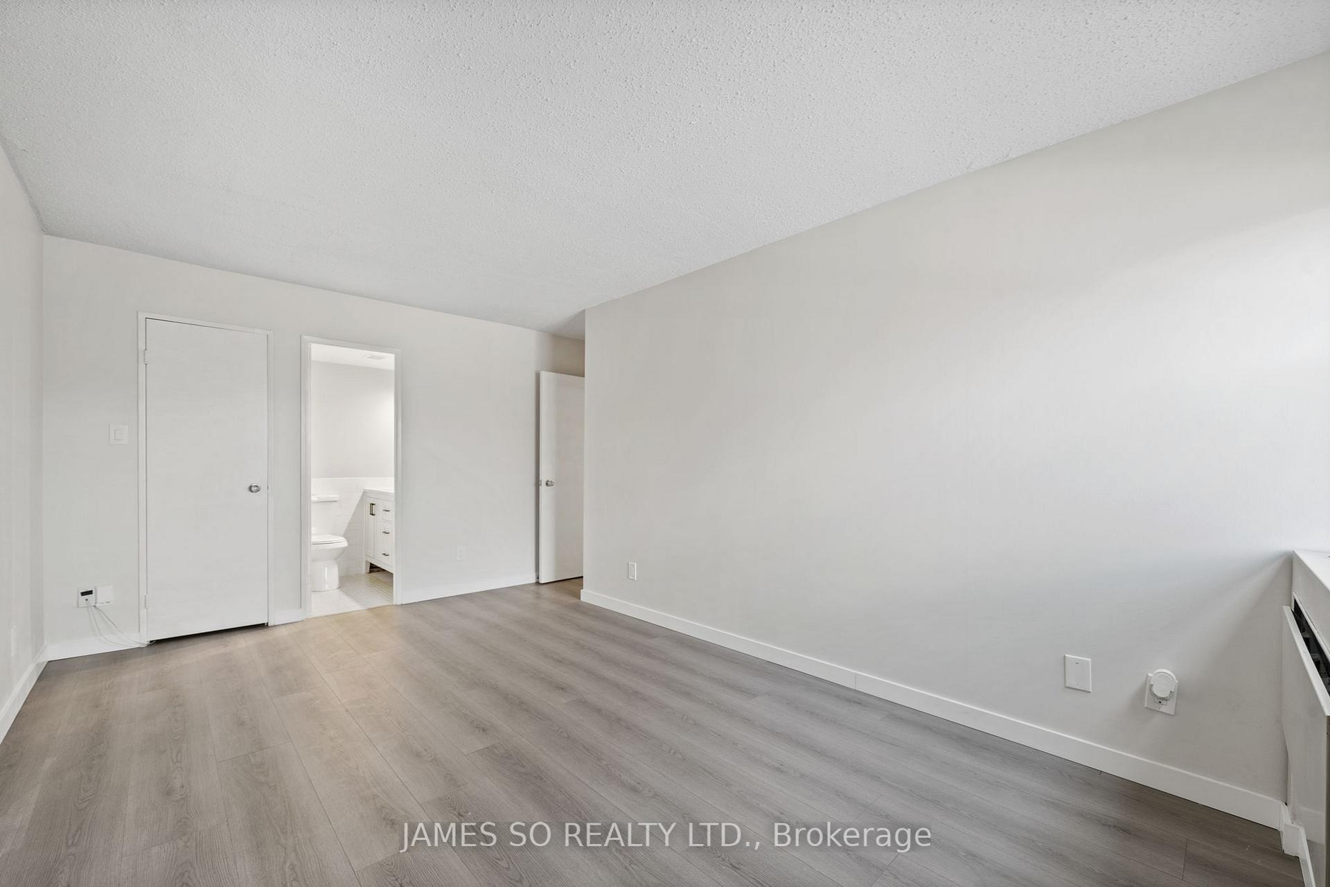 3 Bedrooms Condo at 20 Fashion Roseway,  Toronto For sale