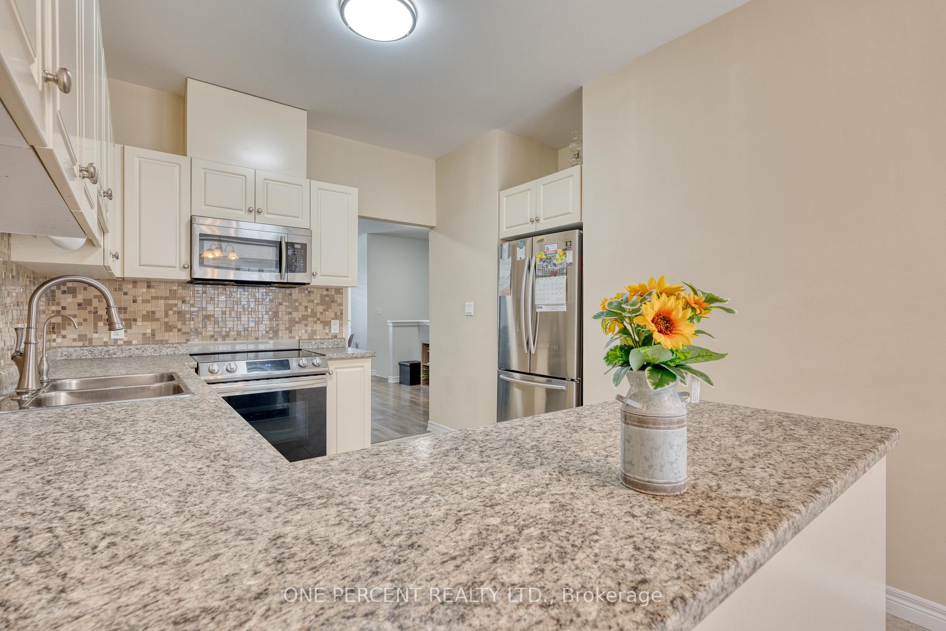 2 Bedrooms Condo at 21 Stickland, Hamilton For sale