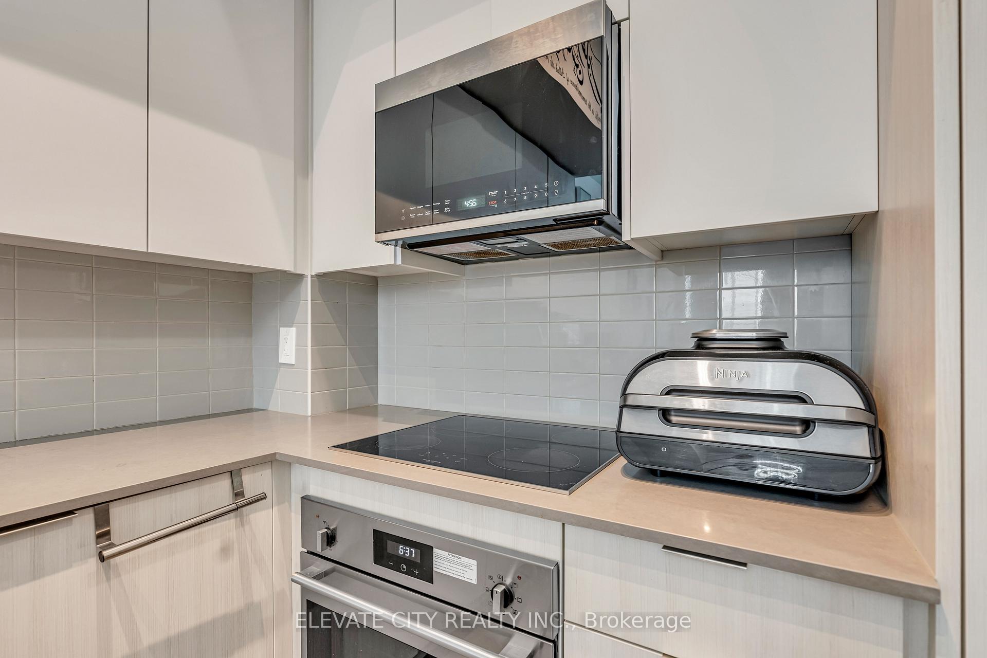2 Bedrooms Condo at 2489 Taunton, Oakville For sale