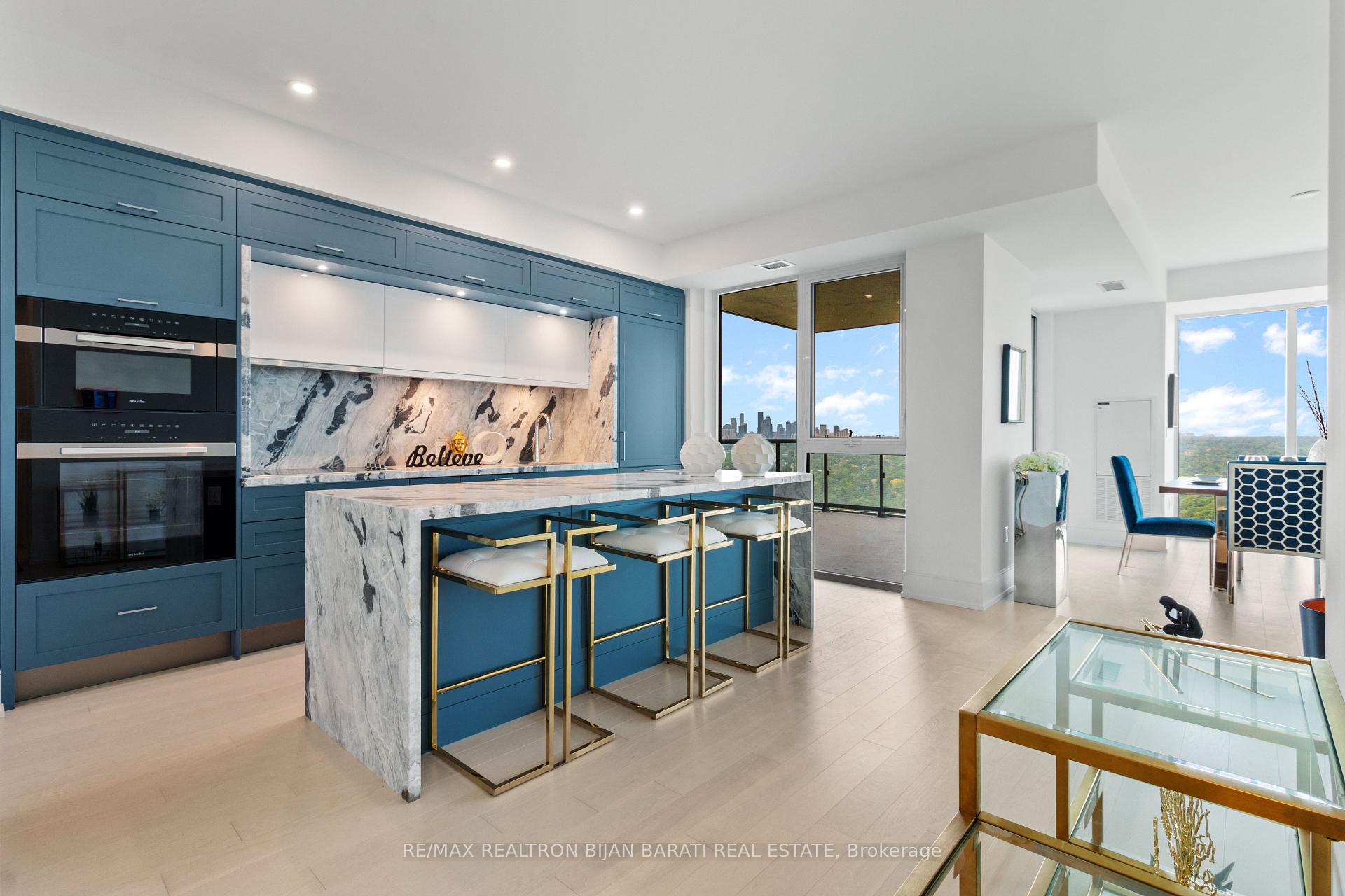 3 Bedrooms Condo at 10 Inn On The Park, Toronto For sale