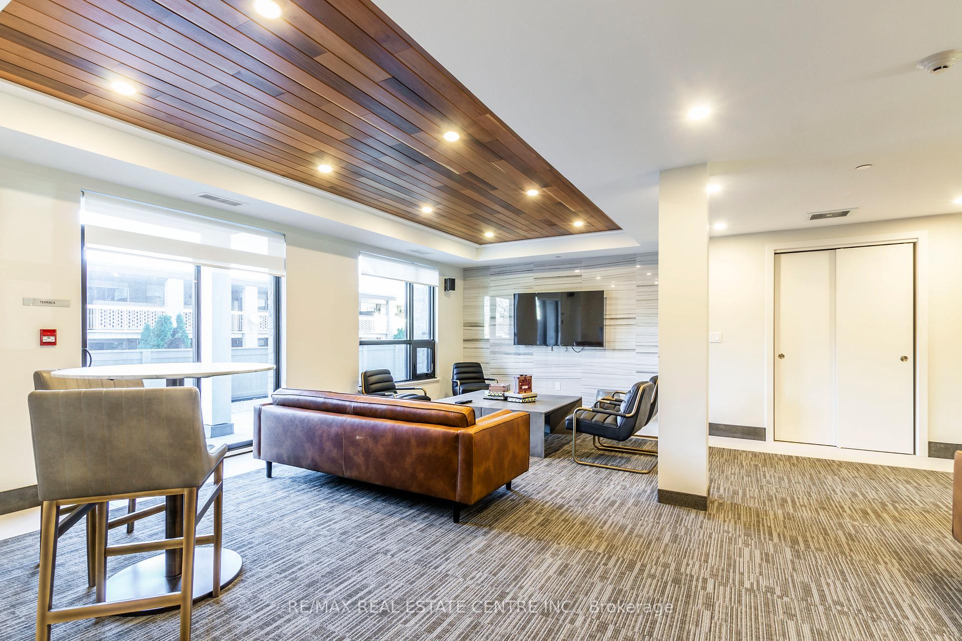 2 Bedrooms Condo at 340 Plains, Burlington For sale